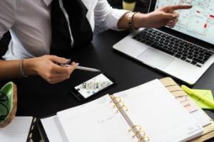 Aperte sino al 31 dicembre 2024 le iscrizioni all’esame di idoneità per l’esercizio dell’attività di agente d’affari in mediazione – settore immobiliare persona che lavora con agenda