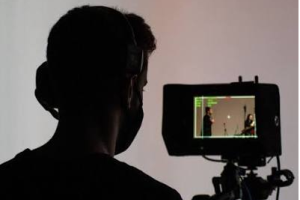persona che filma film audiovisivo Settore audiovisivo in arrivo i bandi di Regione Liguria